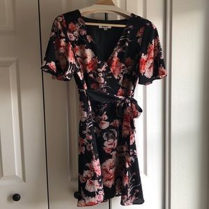 BB Dakota faux wrap floral dress with side tie. Size 2, fits like size 6.